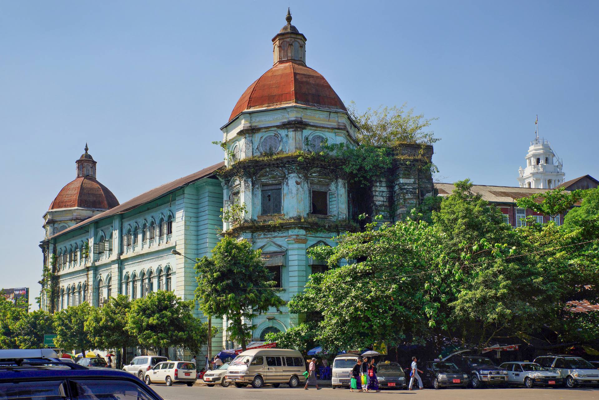 Nahe Maha Bandoola Garden im Süden der Stadt - wunderschöne Gebäude, aber es fehlt an Geld, um den Verfall aufzuhalten.